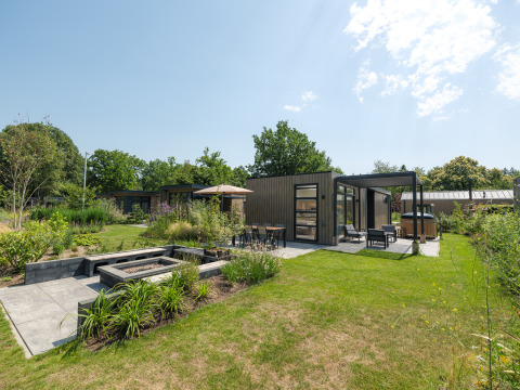 Moderna cabaña con jardín, terraza y asientos exteriores en Batenburgh Deluxe, Veluwepark de Bosgraaf, Países Bajos.
