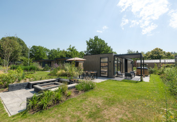 Moderno lodge con giardino, terrazza e area relax esterna presso Batenburgh Deluxe, Veluwepark de Bosgraaf, Paesi Bassi.
