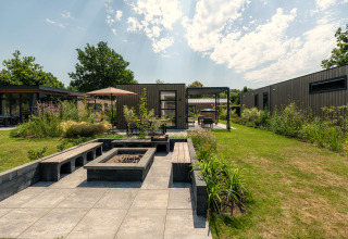 Batenburgh Deluxe lodge at Veluwepark de Bosgraaf, Netherlands, featuring a garden, patio, and modern architecture.