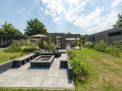 Lodge Batenburgh Deluxe au Veluwepark de Bosgraaf, Pays-Bas, avec jardin, terrasse et architecture moderne.