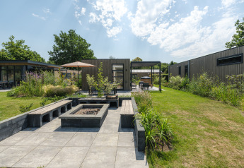 Lodge Batenburgh Deluxe au Veluwepark de Bosgraaf, Pays-Bas, avec jardin, terrasse et architecture moderne.