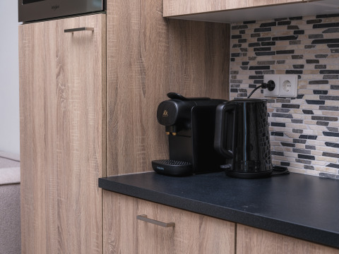 Piano cucina moderno con macchina da caffè e bollitore al Batenburgh Deluxe, Veluwepark de Bosgraaf, Paesi Bassi.