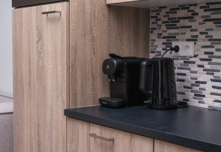 Piano cucina moderno con macchina da caffè e bollitore al Batenburgh Deluxe, Veluwepark de Bosgraaf, Paesi Bassi.