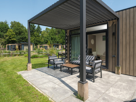 Patio all'aperto con arredi moderni al Batenburgh Deluxe lodge, Veluwepark de Bosgraaf, Paesi Bassi.