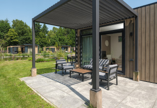 Patio all'aperto con arredi moderni al Batenburgh Deluxe lodge, Veluwepark de Bosgraaf, Paesi Bassi.
