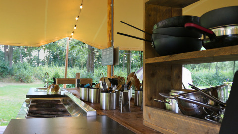 Outdoor-Küche mit Pfannen und Utensilien im Glamptent GT im Holiday Park BreeBronne, Niederlande.