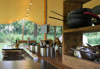 Cuisine extérieure avec casseroles et ustensiles au Glamptent GT, Holiday Park BreeBronne, Pays-Bas.