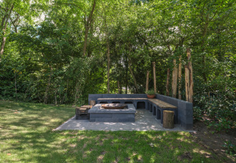 Coin salon extérieur avec un brasero au Loevestein Deluxe, Veluwepark de Bosgraaf, Pays-Bas.