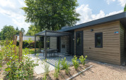 Lodge moderne en bois et pierre avec terrasse et jardin à Veluwepark de Bosgraaf, Zypendaal, Pays-Bas.
