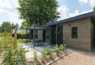 Moderne houten lodge met terras en tuin bij Veluwepark de Bosgraaf, Zypendaal, Nederland.