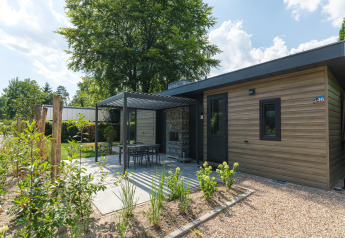 Lodge moderno in legno e pietra con patio e giardino a Veluwepark de Bosgraaf, Zypendaal, Paesi Bassi.