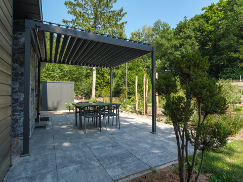 Moderne Terrasse mit Pergola und Gartentisch in Zypendaal, Veluwe park de Bosgraaf, Niederlande, umgeben von Natur.
