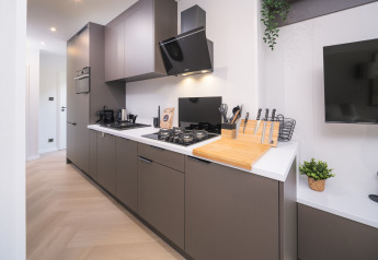 Cucina moderna presso il lodge Zypendaal al Veluwepark de Bosgraaf, Paesi Bassi, con design elegante e accessori.