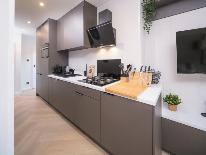 Cocina moderna en la cabaña Zypendaal en Veluwepark de Bosgraaf, Países Bajos, con diseño y accesorios elegantes.