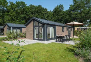 Moderne Doornenburg Lodge op Veluwepark de Bosgraaf in Nederland, omringd door groene natuur en rust.