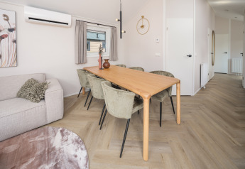 Lyst og moderne spisestue i Doornenburg Lodge Comfort på Veluwepark de Bosgraaf, Nederlandene.