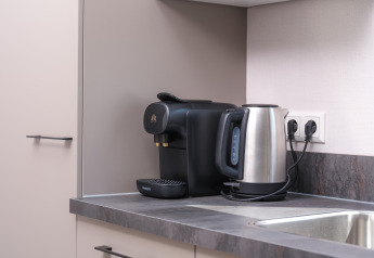 Moderne køkkenhjørne med Philips kaffemaskine og elkedel på bordplade i Doornenburg Lodge Comfort.