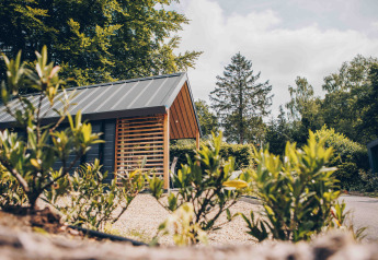 Modernes Tiny House im Veluwepark de Bosgraaf in den Niederlanden mit Garten und viel Natur.