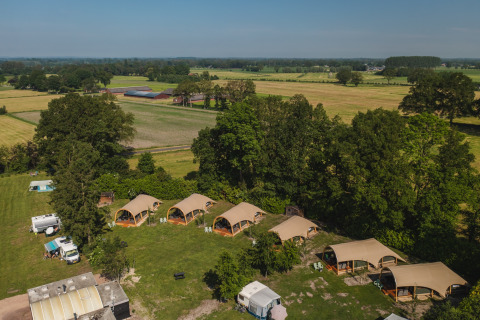 Vue aérienne du parc de vacances 't Schuttenbelt à Overijssel, Pays-Bas, avec tentes et espaces verts.