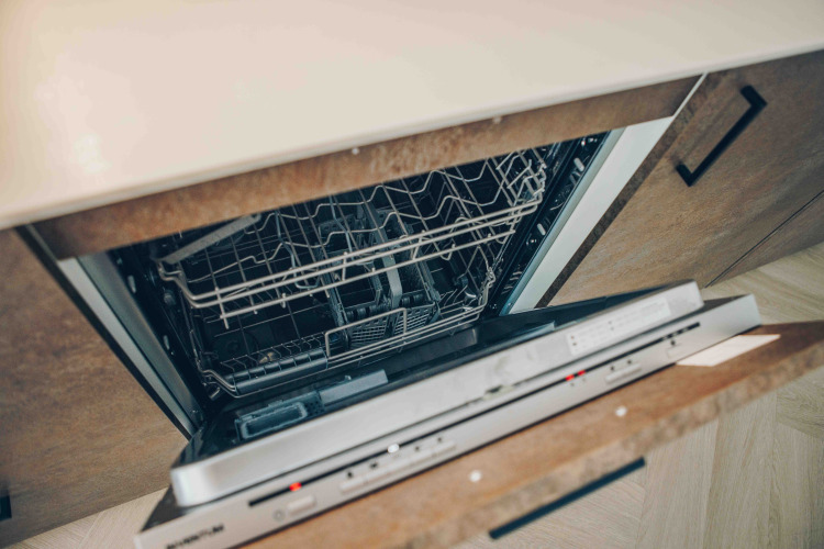 Lavavajillas en una tiny house llamada Tiny Loft con jacuzzi en Veluwepark de Bosgraaf en los Países Bajos.