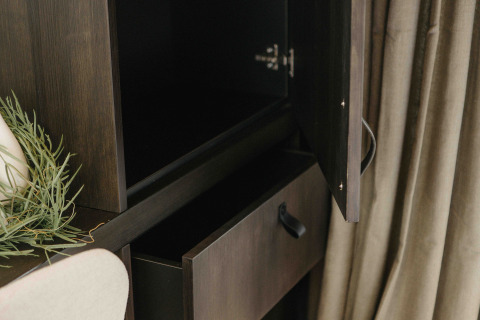 Primo piano di un armadio e cassetto aperti nella cabina Nokken NKN-18 a Wilsumer Berge, Germania, stile moderno.