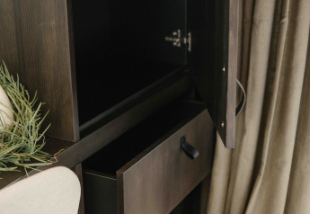 Nahaufnahme eines offenen Schranks und einer Schublade in der Nokken NKN-18 Cabin bei Wilsumer Berge, Deutschland.