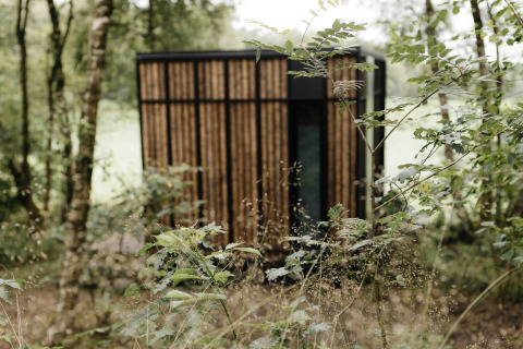 Une cabane Nokken NKN-18 est nichée parmi les arbres à Wilsumer Berge en Allemagne.