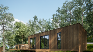Eco Lodge moderne en bois avec grandes fenêtres et terrasse, entourée d’une forêt verdoyante et ciel bleu.