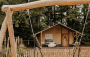 Tienda safari con columpio redondo al frente en Veluwepark de Bosgraaf, Países Bajos.