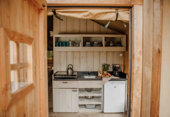 Gezicht op een gezellige keuken in een safaritent op Veluwepark de Bosgraaf in Nederland.