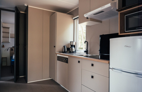 Moderne Küchenzeile in der Loggia Wood-Lodge bei Eurocamping Vessem BV, Niederlande, mit Geräten.
