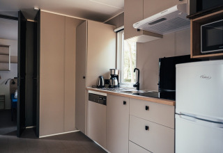 Moderne Küchenzeile in der Loggia Wood-Lodge bei Eurocamping Vessem BV, Niederlande, mit Geräten.