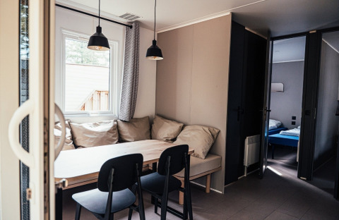 Innenansicht der Loggia Wood Lodge bei Eurocamping Vessem BV in den Niederlanden, moderner Essbereich.