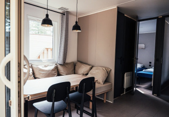 Indendørs udsigt af Loggia Wood lodge på Eurocamping Vessem BV i Holland, moderne spiseområde.
