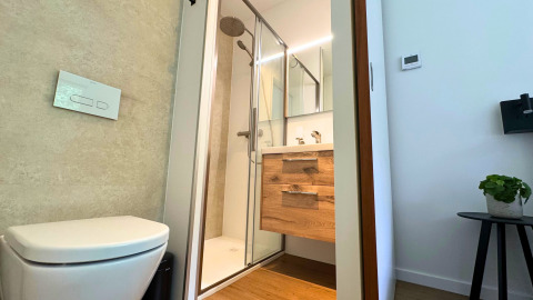 Modernes Badezimmer in der Forest Lodge im Holiday Park BreeBronne, Niederlande, mit Holzdetails.