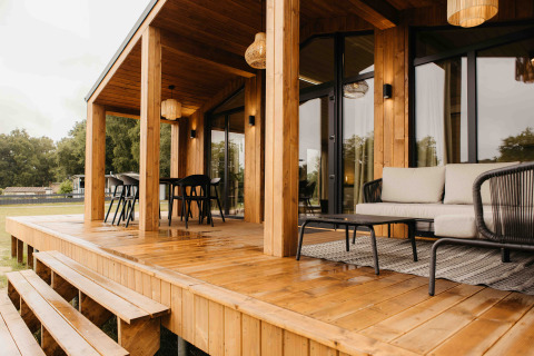 Moderne houten veranda van Panorama Lake House Scandi met hottub bij Wilsumer Berge, Duitsland, buitenzicht.