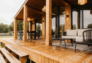 Moderne houten veranda van Panorama Lake House Scandi met hottub bij Wilsumer Berge, Duitsland, buitenzicht.