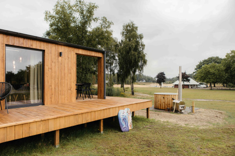 Panorama Lake House Scandi hut met houten terras en hottub bij Wilsumer Berge, Duitsland.