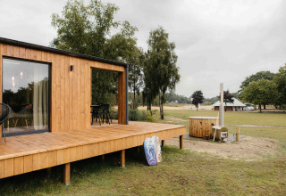 Panorama Lake House Scandi hut met houten terras en hottub bij Wilsumer Berge, Duitsland.