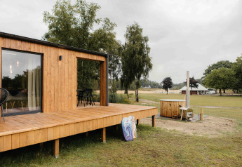 Panorama Lake House Scandi mit Holzterrasse und Hot Tub im Wilsumer Berge Ferienpark, Deutschland.