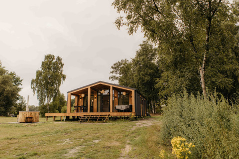 Moderne houten Panorama Lake House Scandi met hottub bij Wilsumer Berge, omgeven door Duitse natuur.