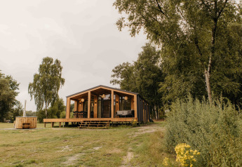 Gemütliches Panorama Lake House Scandi mit Whirlpool bei Wilsumer Berge, idyllisch gelegen in Deutschland.