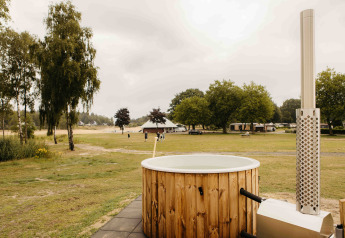Panorama Lake House Scandi mit Hot Tub am Wilsumer Berge in Deutschland, umgeben von grüner Landschaft.