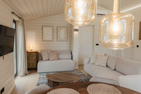Moderne woonkamer in Panorama Lake House Scandi met hottub en lichte inrichting in Wilsumer Berge, Duitsland.