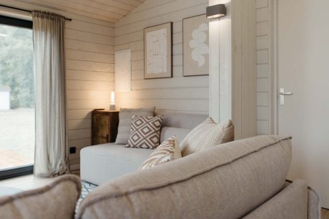Scandinavische woonkamer in Panorama Lake House Scandi met hottub bij Wilsumer Berge in Duitsland.