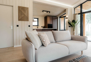 Moderne woonkamer in Panorama Lake House Scandi met hottub aan Wilsumer Berge, Duitsland, Scandinavisch design.