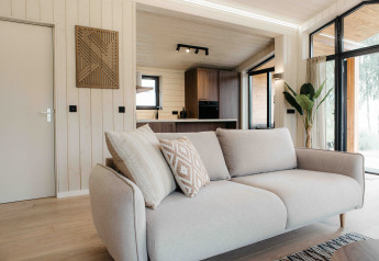 Modernes Wohnzimmer im Panorama Lake House Scandi mit Whirlpool in Wilsumer Berge, Deutschland, skandinavischer Stil.
