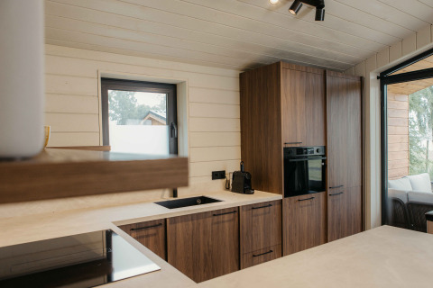 Moderne Scandinavische keuken in Panorama Lake House Scandi met hottub bij Wilsumer Berge, Duitsland.