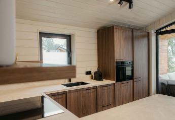 Moderne skandinavische Küche im Panorama Lake House Scandi met hottub in Wilsumer Berge, Deutschland.