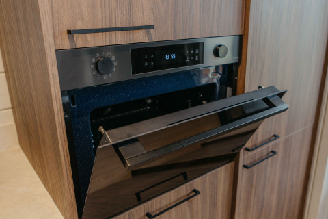 Ingebouwde oven in houten keuken van Panorama Lake House Scandi met hottub, Wilsumer Berge, Duitsland.